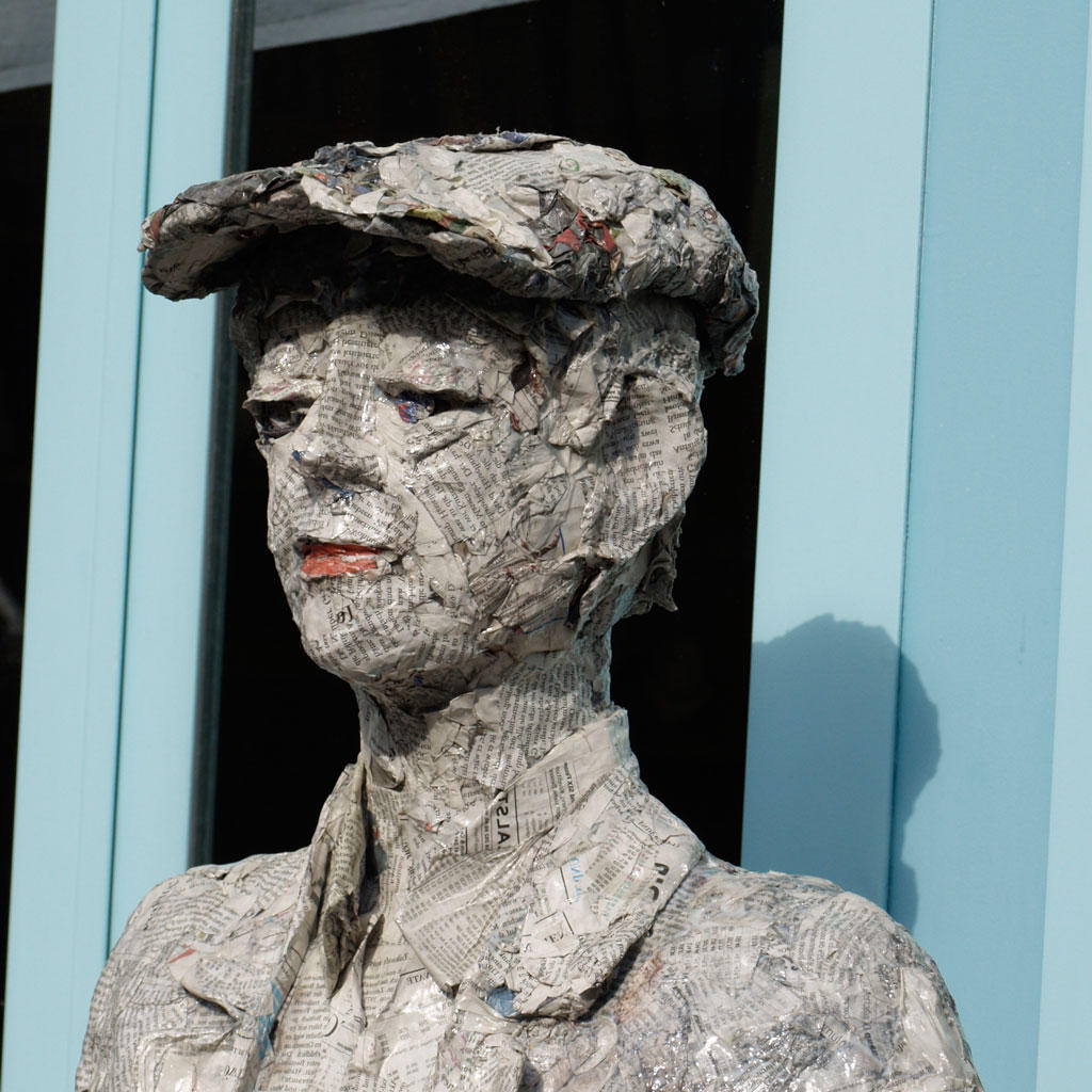 Kunstobjekte oder Figuren aus Papier