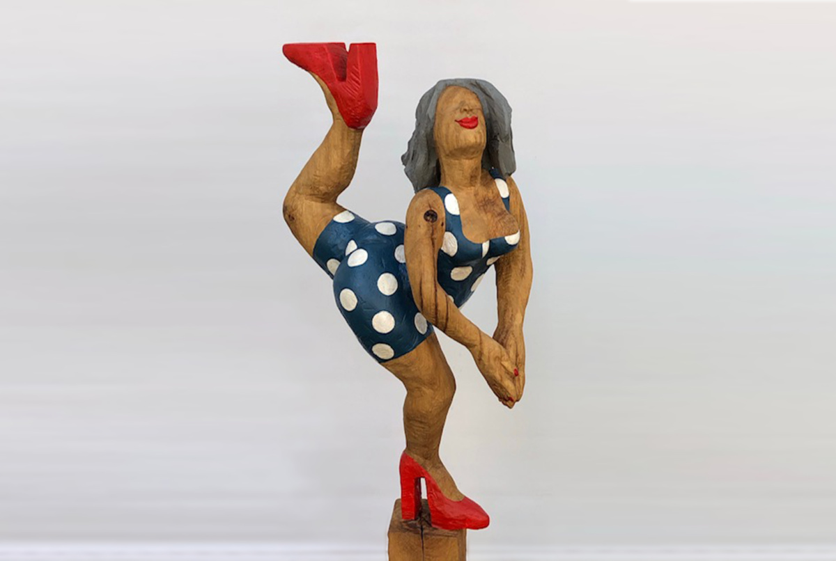 Holzbildhauerei: Figur in Bewegung